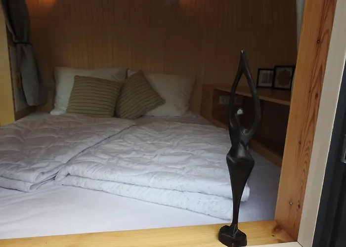 De Hut, in Natuurgebied en vlakbij het Strand